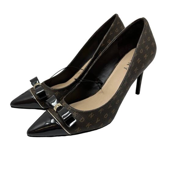 DKNY Pumps Women's Size 9 Pointed Toe Monogram Brown Bow Detail NEW - Picture 2 of 6